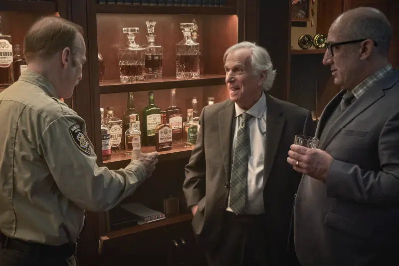 Bob Odenkirk als Sheriff Ulysses im Gespräch mit Henry Winkler als Bürgermeister Kibner – Szene aus dem Film Normal