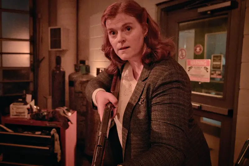 lauren cochrane als sally johnson mit gewehr - filmszene