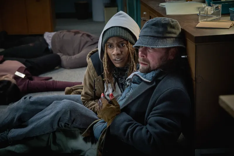 Reena Jolly und Brendan Fletcher sitzend am Boden - Filmszene aus Normal