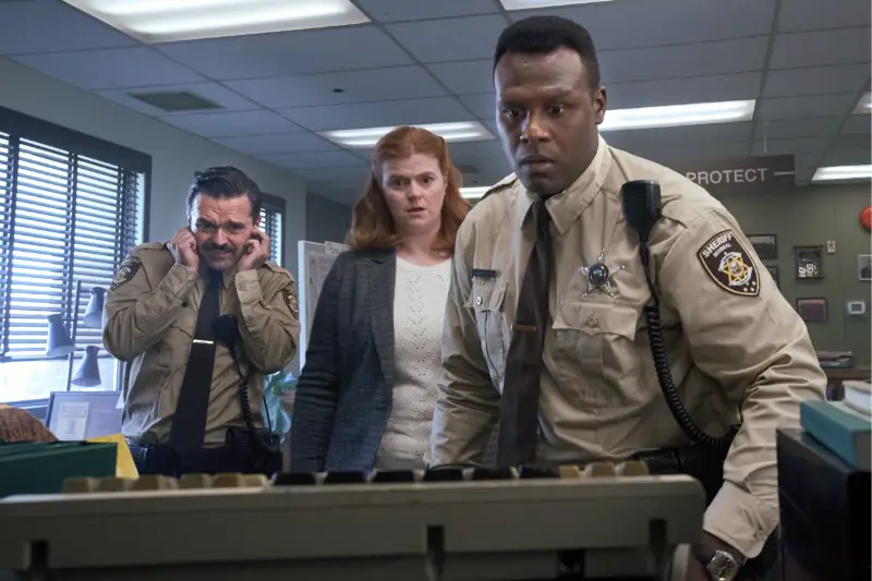 Ryan Allen und Billy Maclellan als Deputys mit Laura Cochrane als Sally - Filmszene