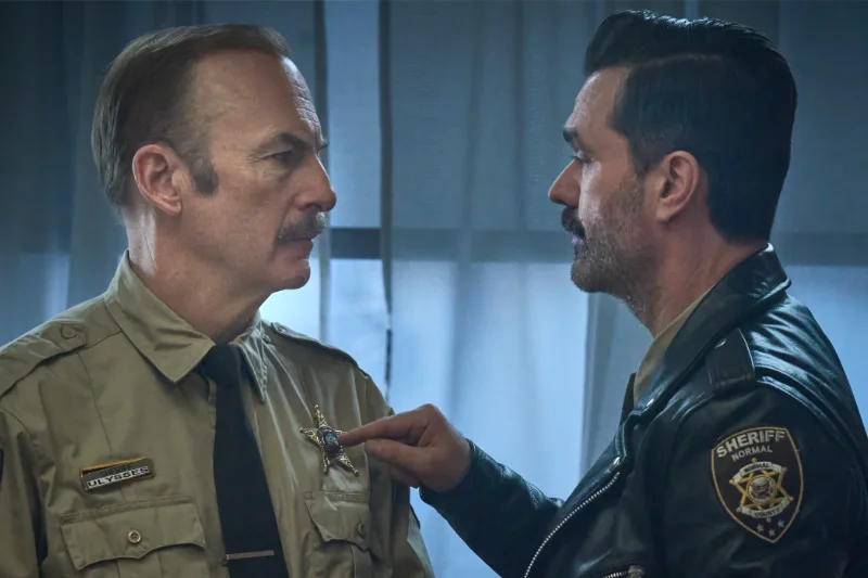 Bob Odenkirk als Sheriff und Billy MacLellan als Deputy - Filmszene aus Normal