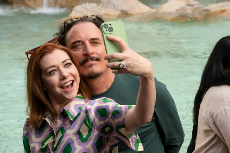 Die Schauspieler Alyson Hannigan und Kim Coates machen Selfie vor einem Brunnen
