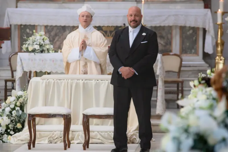 Bräutigam und Priester stehen am Altar einer Kirche