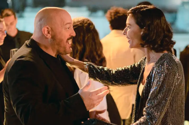 Mann und Frau lachen ausgelassen auf eleganter Party