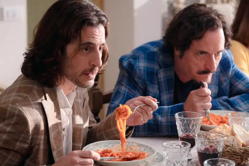 Zwei Männer essen gemeinsam Spaghetti mit Tomatensauce