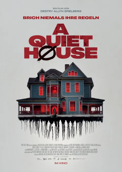 Filmplakat zu „A Quiet House“ mit dem Slogan „Brich niemals ihre Regeln“ und einem unheimlich schwebenden Haus