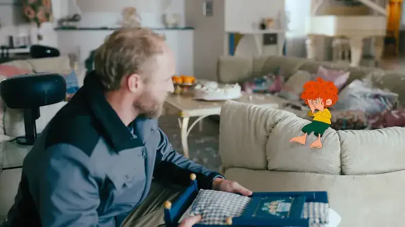 florian eder mit puppenbett ihm gegenüber der pumuckl